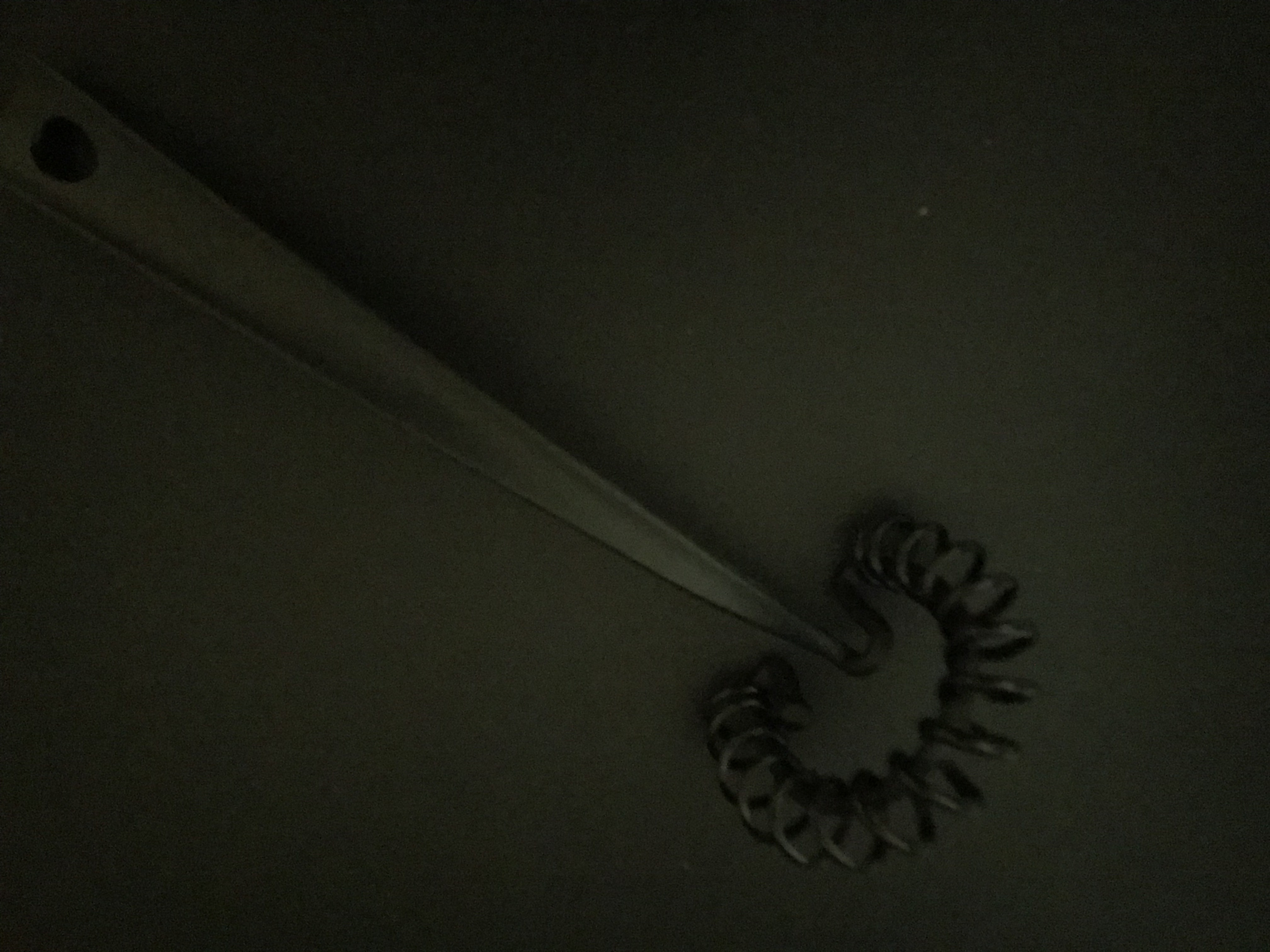 Eksempel på elendig kontrast: sort visp på sort bakgrunn.