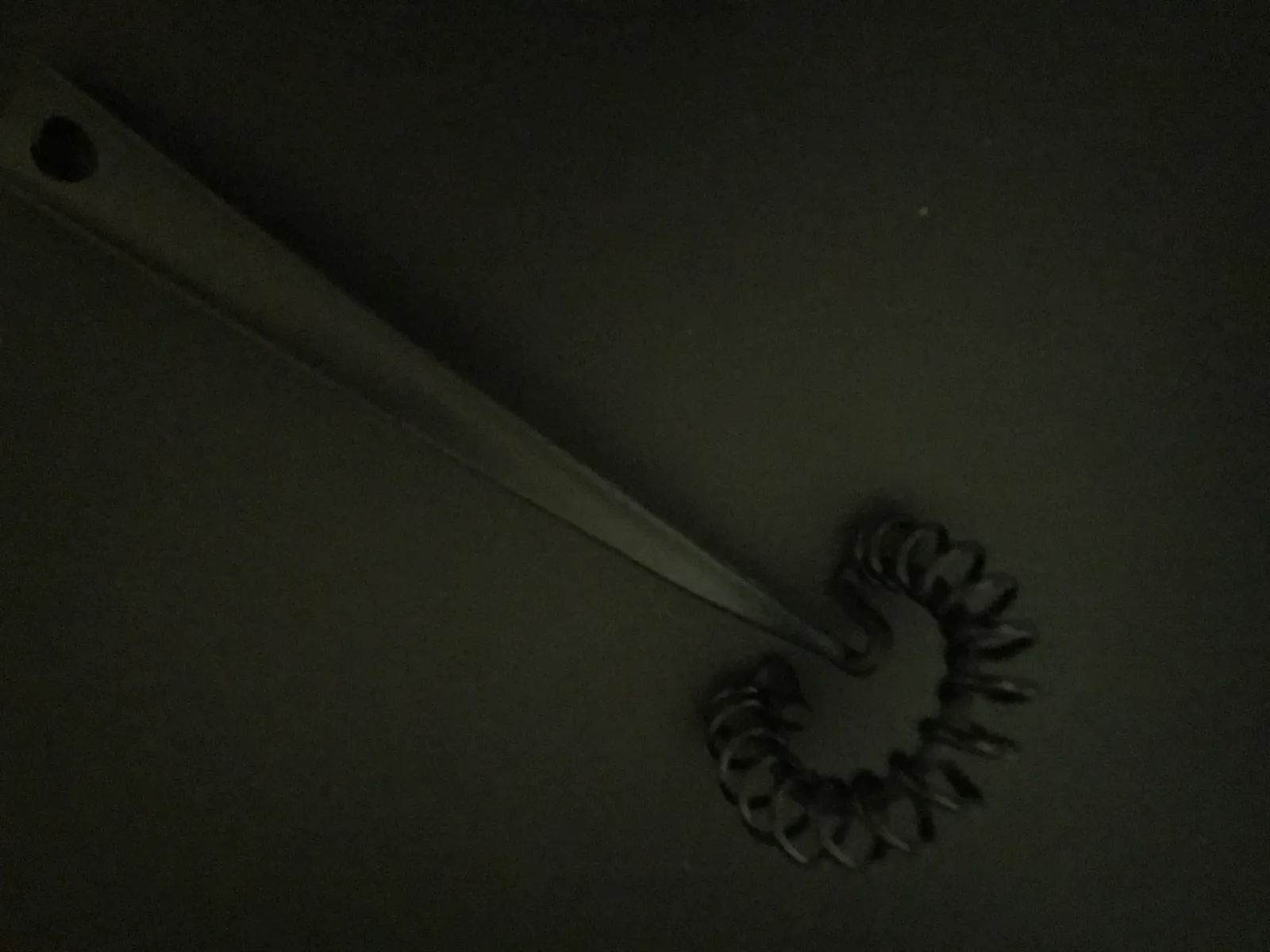 Eksempel på elendig kontrast: sort visp på sort bakgrunn.