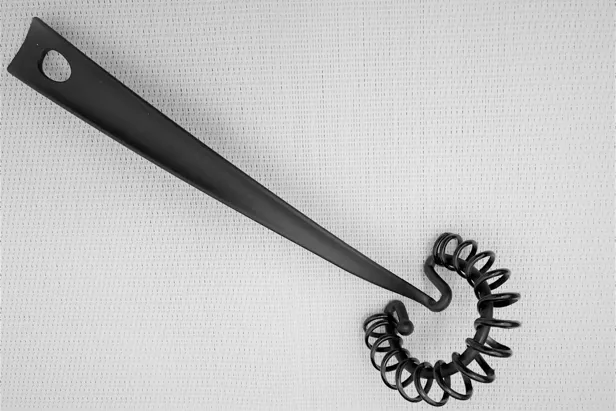 Eksempel på god kontrast: sort visp på hvit bakgrunn.