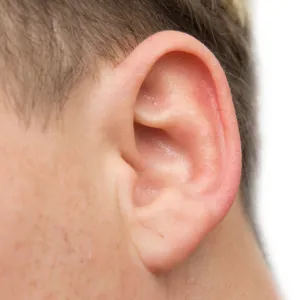 Et nærbilde av en persons øre
