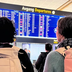 Personer som ser på en informasjonsskjerm