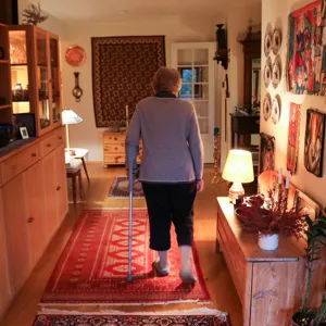 En person som går gjennom en gang