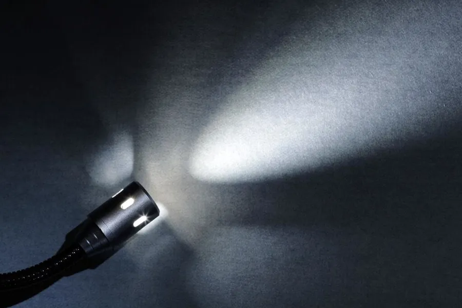 En lyspære på svart bakgrunn