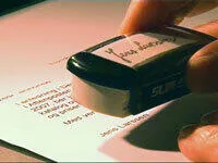 Et nærbilde av en penn på et stykke papir